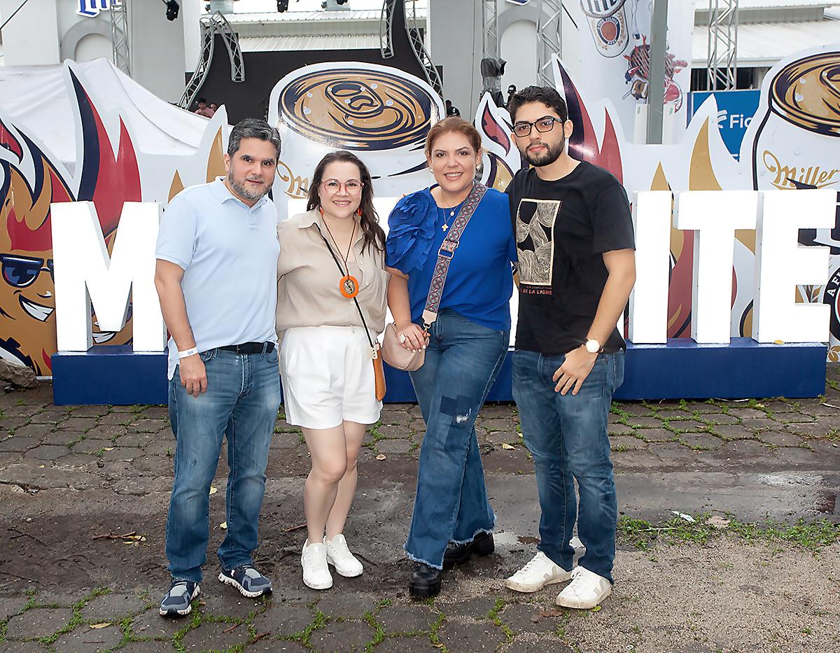 Ricardo y Ninous Barh con Blanca Villeda y Carlos AndrésLarios.