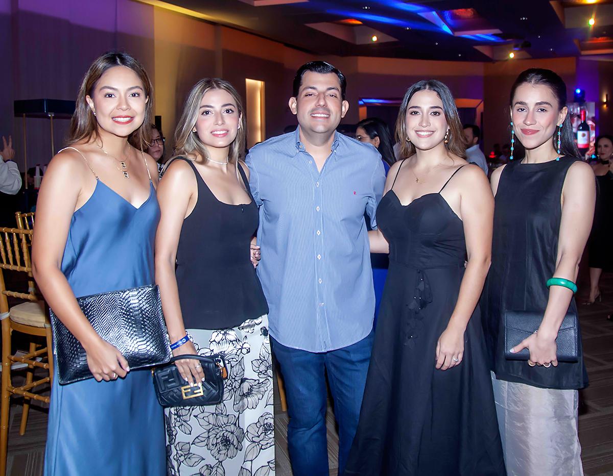 Marcas Mundiales de Honduras celebró en grande su 30 aniversario con la primera edición del Wine &amp; Spirits Experience 2025, un evento exclusivo que reunió a invitados especiales para disfrutar de una velada dedicada al sabor, la innovación y la elegancia.