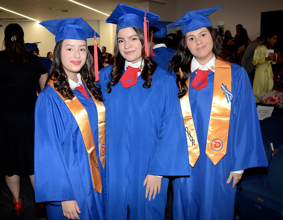 Natalia Cervantes, Victoria Padgett y Rachel Leitzelar.