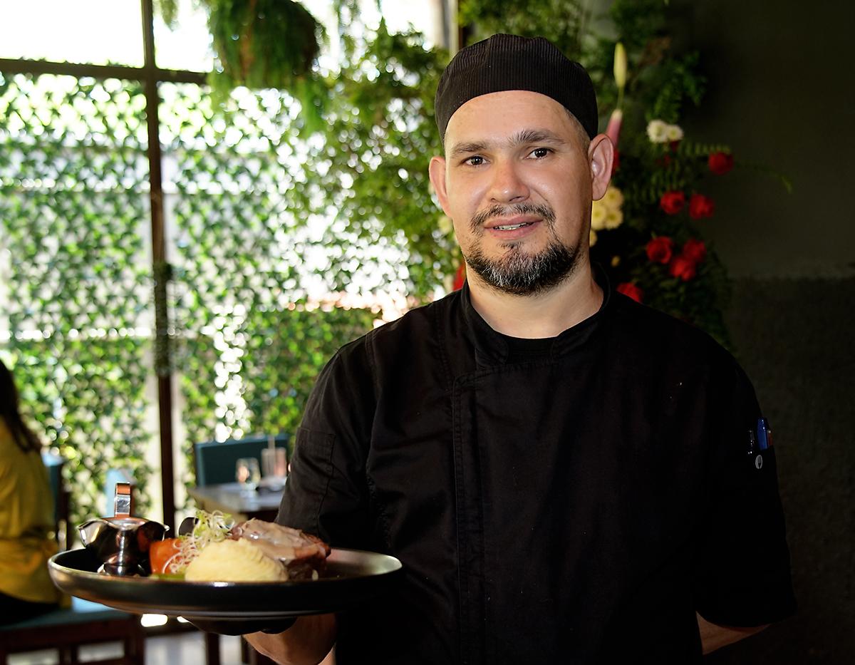 El chef Lenin Meza, sostiene en su mano un Churrasco en salsa roquefort.