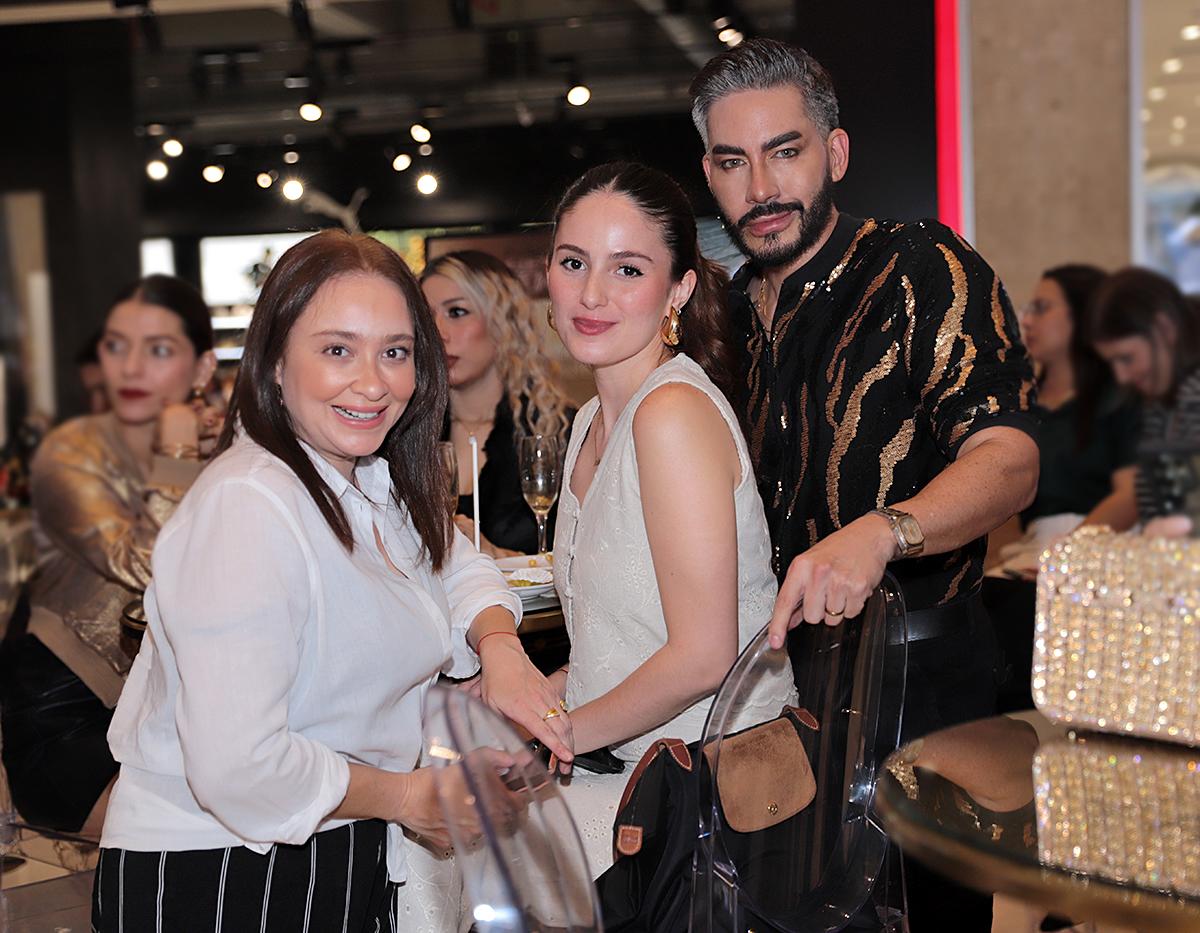 Renata Espinal, Antonella Balleta y Saúl Larios.
