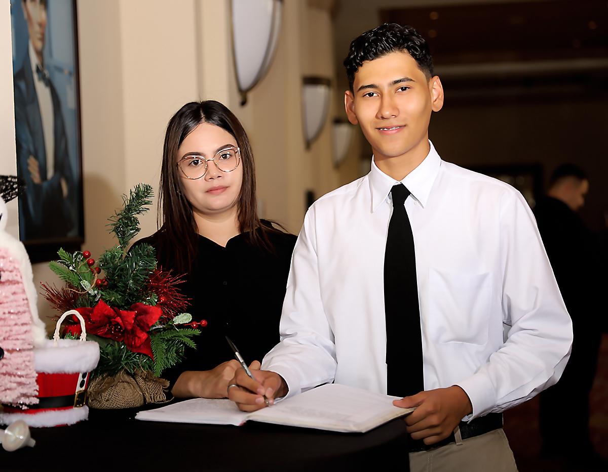 Firma de acta de los Senior 2023 de la Lincoln School