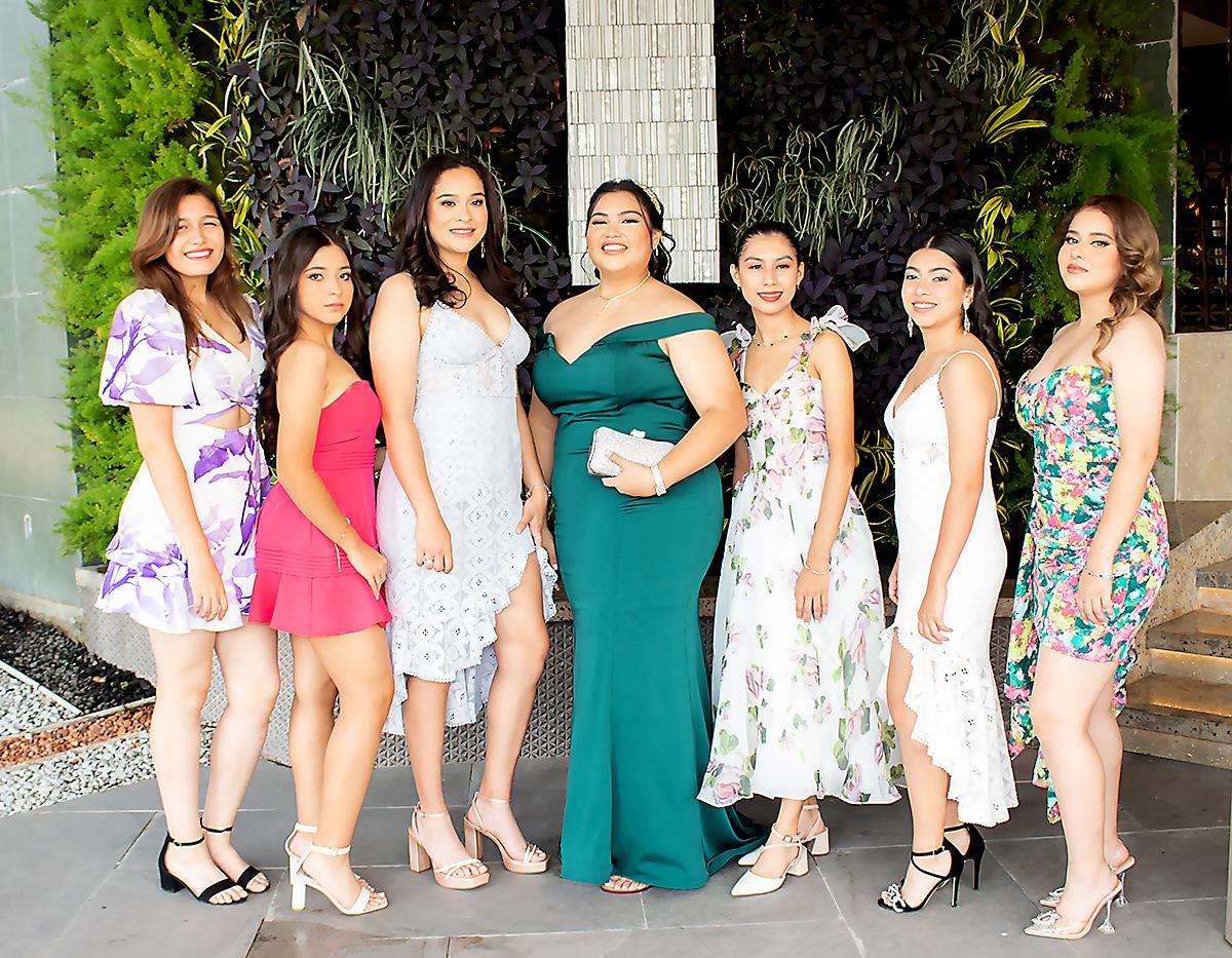Mónica Hernandez, Mariel Regalado, María Fernanda Cisneros, Valerie Pinto, Angeline Leiva, Rebeca Luna y Ashley Fuentes.