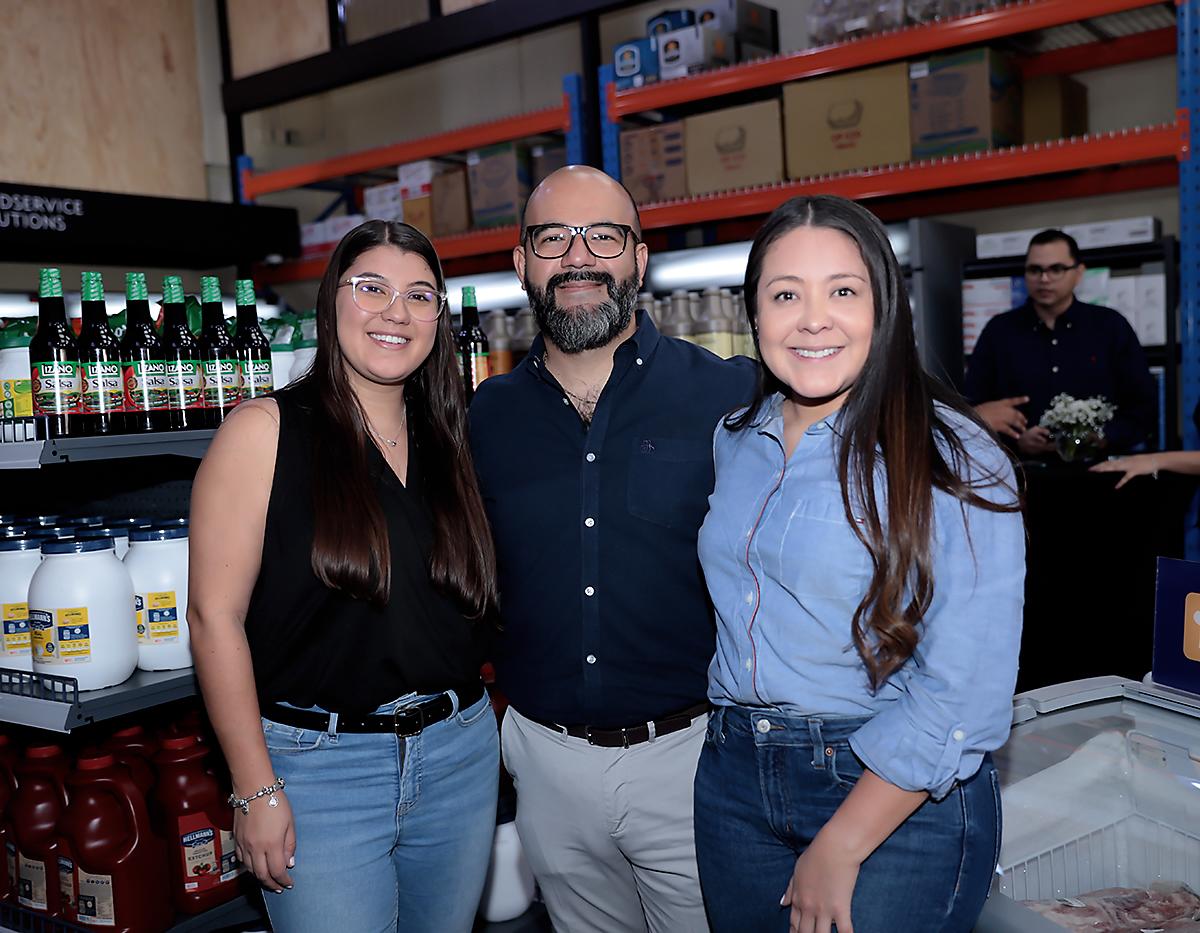 Así fue la inauguración de Belca Food Service en Tegucigalpa, una empresa especializada en la comercialización y distribución de productos gastronómicos para hoteles, restaurantes, bares y más. El evento de apertura contó con la presencia de destacados profesionales del sector, quienes pudieron conocer de primera mano la amplia variedad de productos y servicios que ofrece este establecimiento. Fue una ocasión llena de entusiasmo y oportunidades para el networking.En la foto: Paola Valverde, Ronald Peña y Priscila Monterroso.