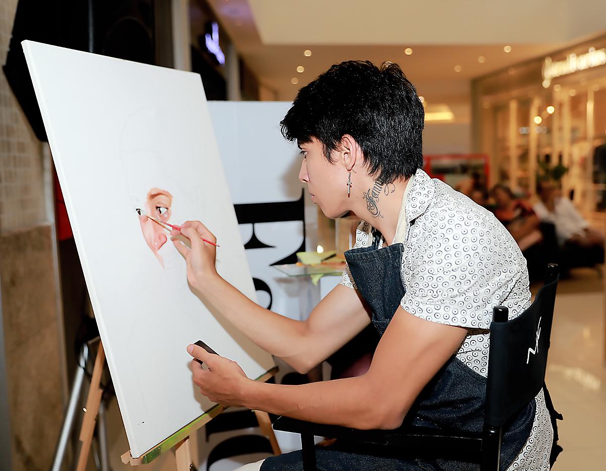 Como parte de la experiencia de COFFEINE FIX el artista Kriss Sagastume estuvo realizando una obra en vivo donde retrató a Marisol de Pierrefeu