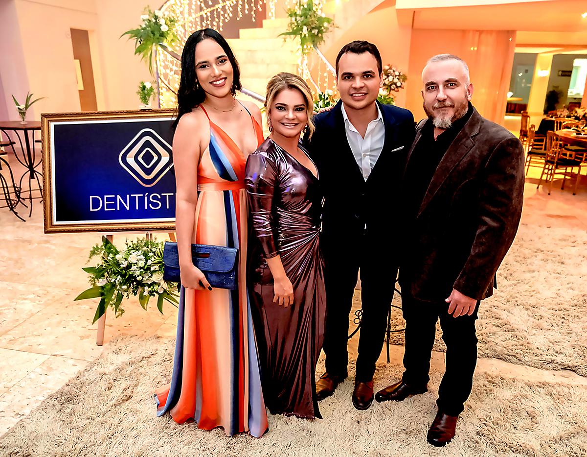 El Dr. David Linares recibe su titulación de postgrado en Dentística