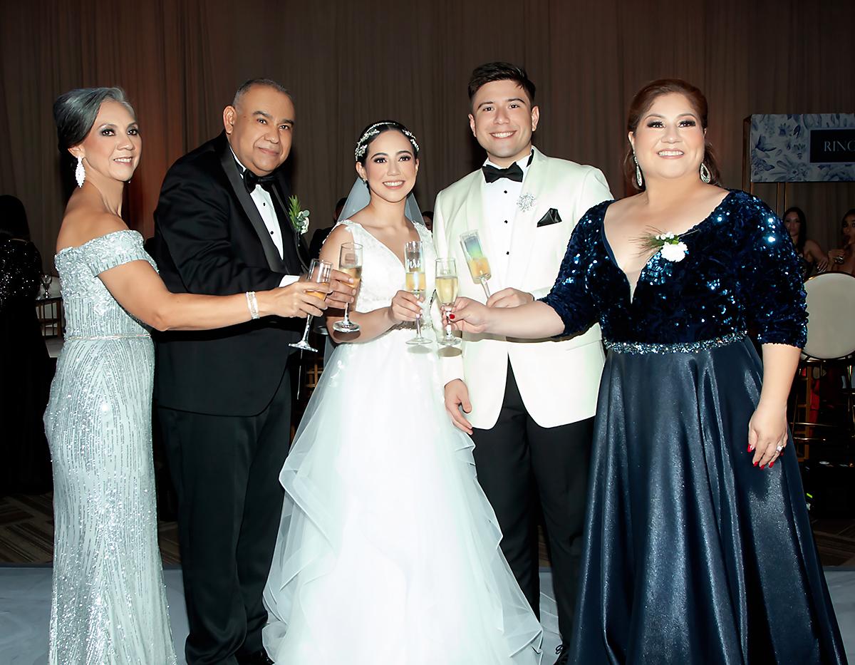 Jenny, Freddy y Flora Espinoza con Óscar y Gabriela Ventura durante el brindis de honor.