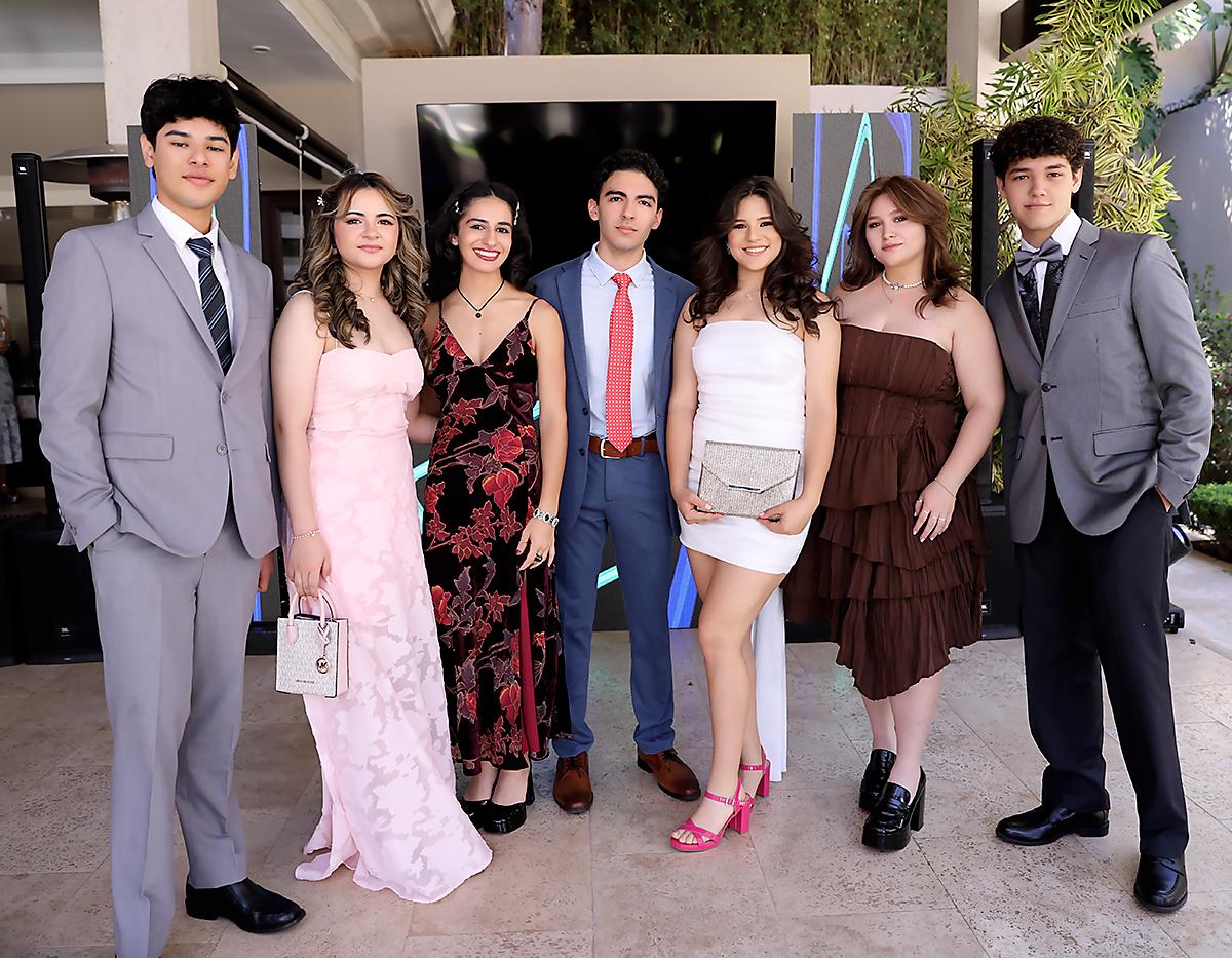 Abraham Zarruk, Fernanda Urrutia, Daniella Bendeck, Abraham Mahomar , Nicole Girbal, Adriana Acosta y Sebastián Lobo.