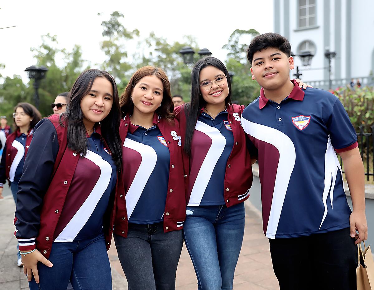 Yoana García, Brissia Pavón, Cecilia Martínez y Alessandro Alonzo 