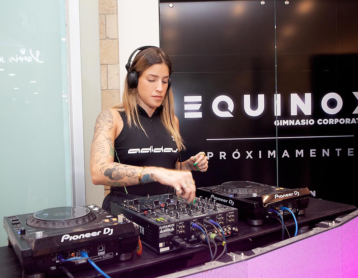 La Dj, Florencia Segovia, animó la apertura de Equinox.