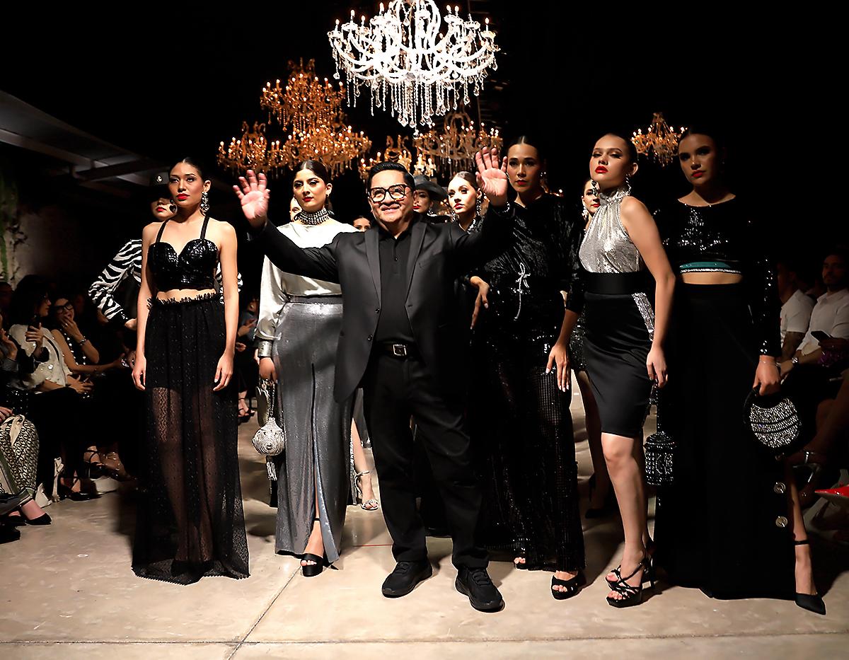 El diseñador hondureño Miguel Chong se hizo presente en la IX Edición de BAC Estilo Moda 2O24. Con su nueva colección “Brillemos”, mezcló la elegancia de las piezas brillantes, pero con la versatilidad de adaptarse a cualquier momento del día. 