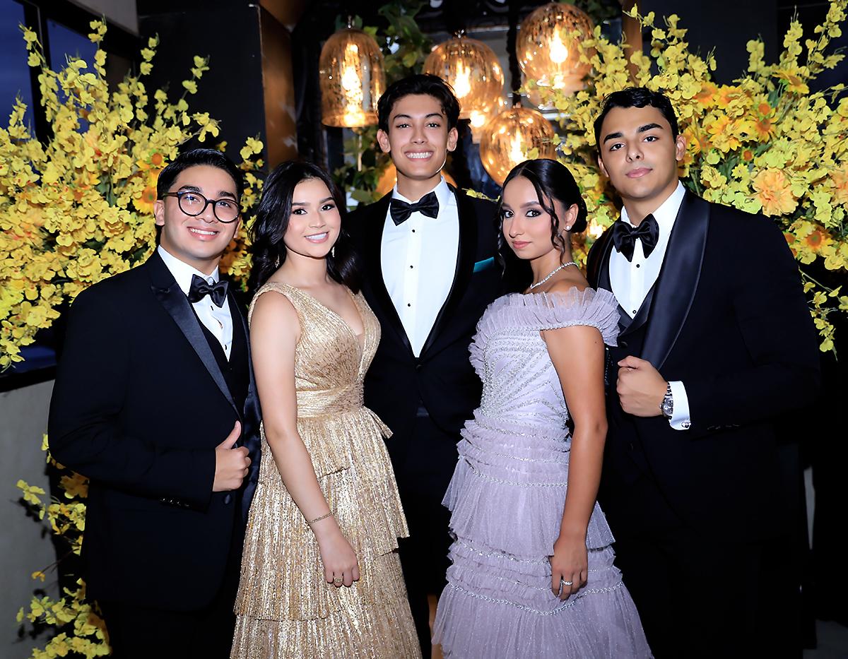 ¿Qué pasa después del brindis? ¡La fiesta, obvio! Los seniors 2025 de DelCampo School celebraron su prom con alegría desbordante, bailes inolvidables y muchísima emoción. Rodeados del cariño de quienes los acompañaron en esta etapa tan especial, cerraron el capítulo escolar con risas, abrazos y recuerdos que llevarán en el corazón por siempre.