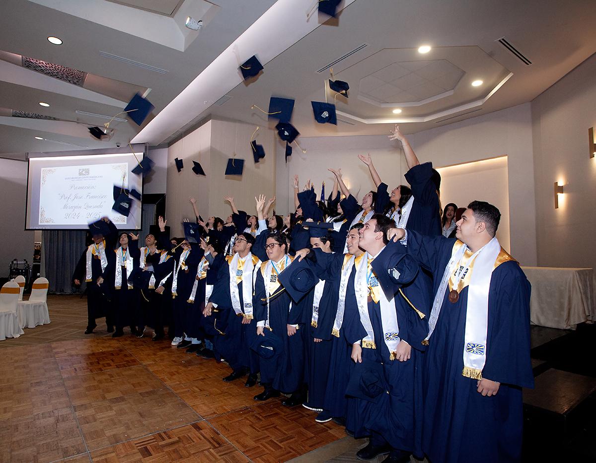 Los graduados celebraron su triunfo estudiantil al lanzar sus birretes.