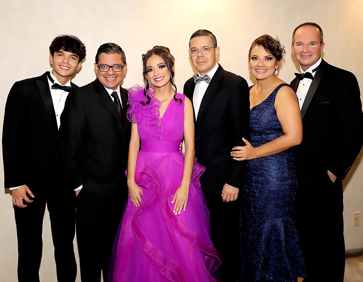 Carlos Acosta, Ramón Maradiaga, Isabella Acosta, Luis y Karla Maradiaga e Iván Acosta