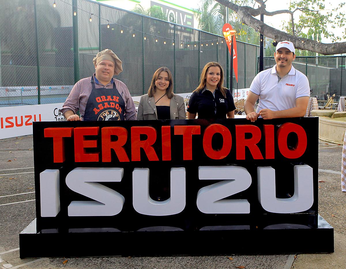 El chef asignado a atender a los participantes en el torneo de tenis, Blanca Cardona y Virginia Valladares.