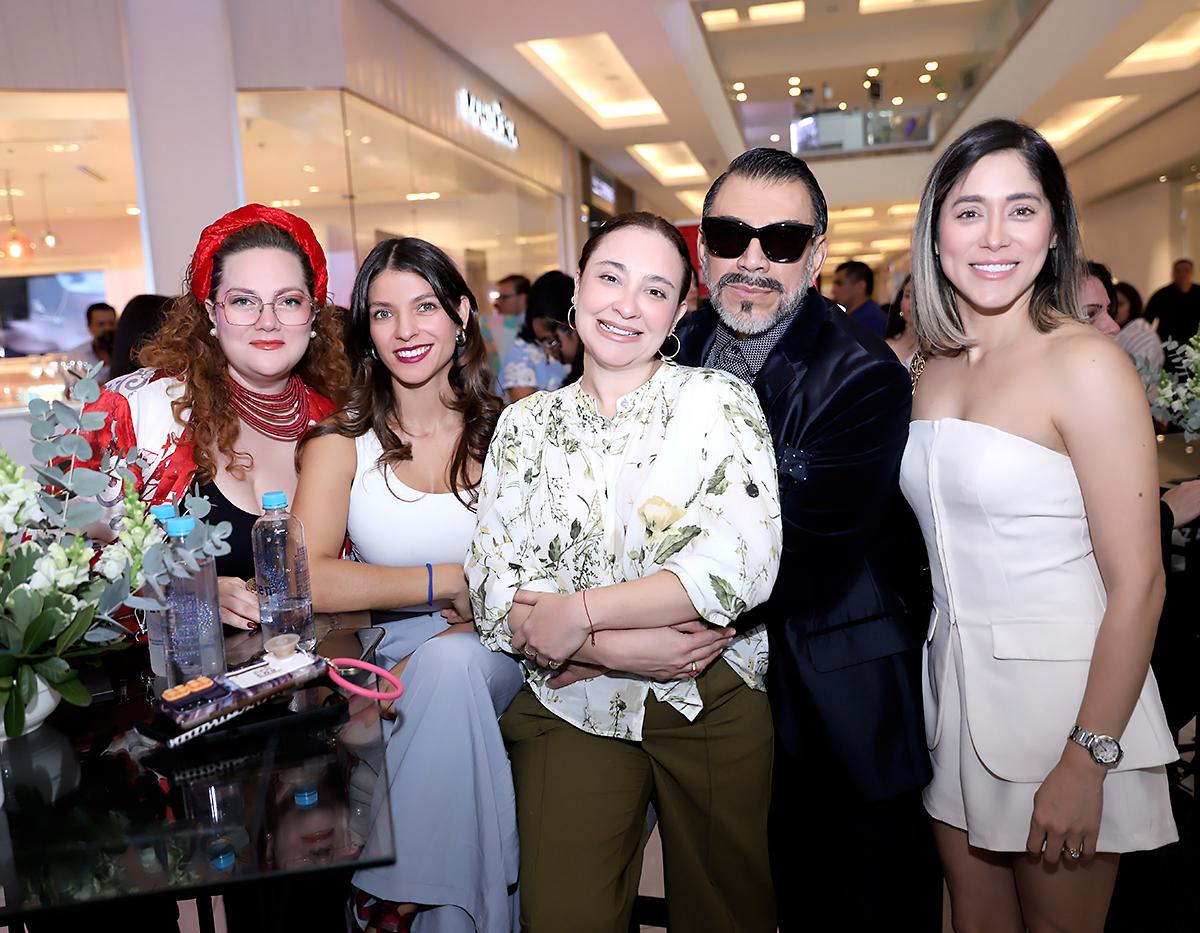 Isabella Arévalo, Sofía Clare, Renata Espinal, Yoyo Barrientos y Alejandra Chang.