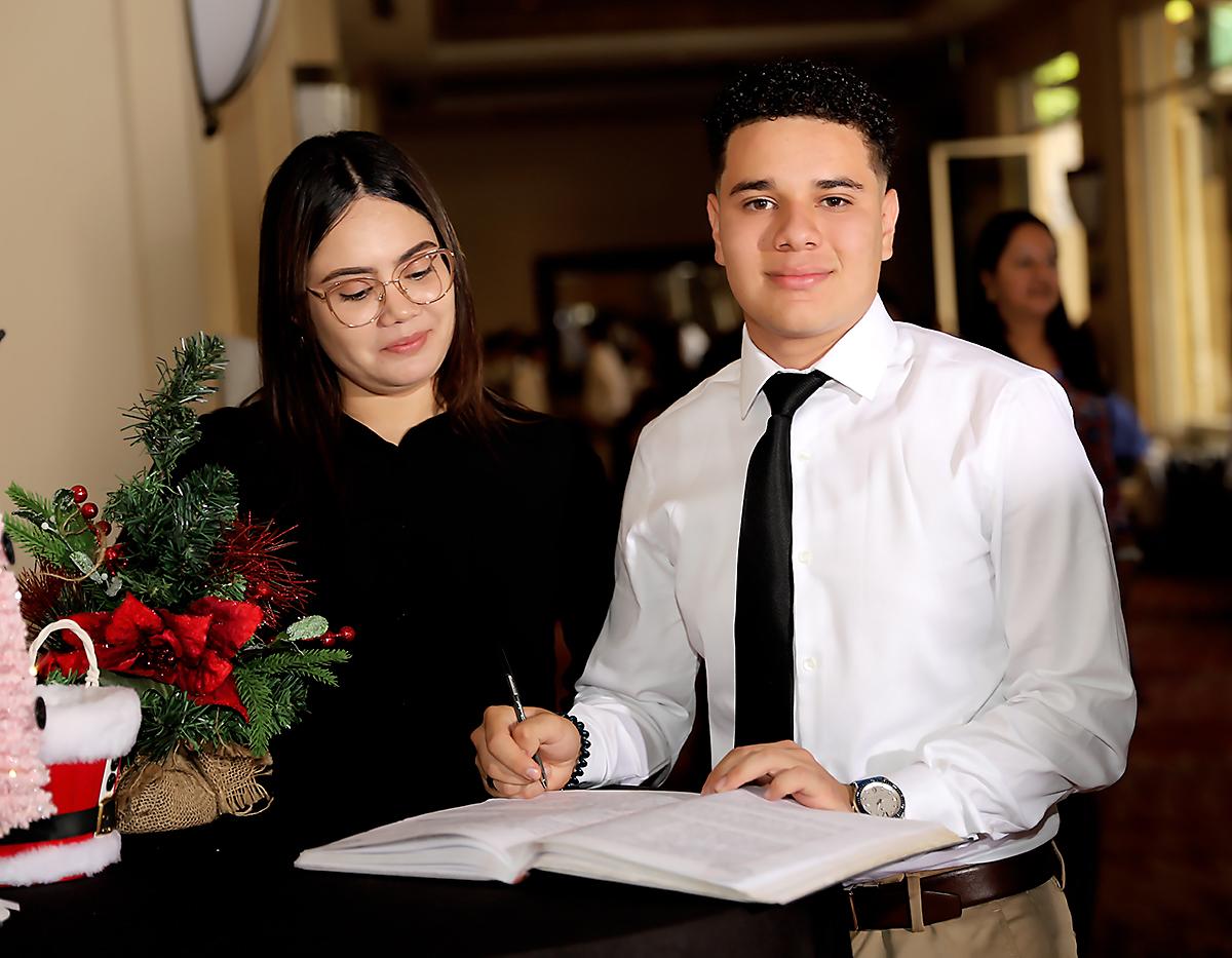 Firma de acta de los Senior 2023 de la Lincoln School