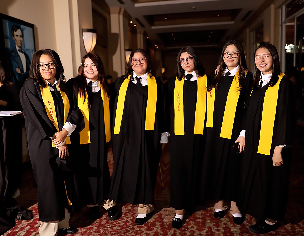 Genesis Martínez, Sophia Ruiz, Marissa Bustillo, Valerie Maradiaga, Stephanie Flores y Aryani Sanchez