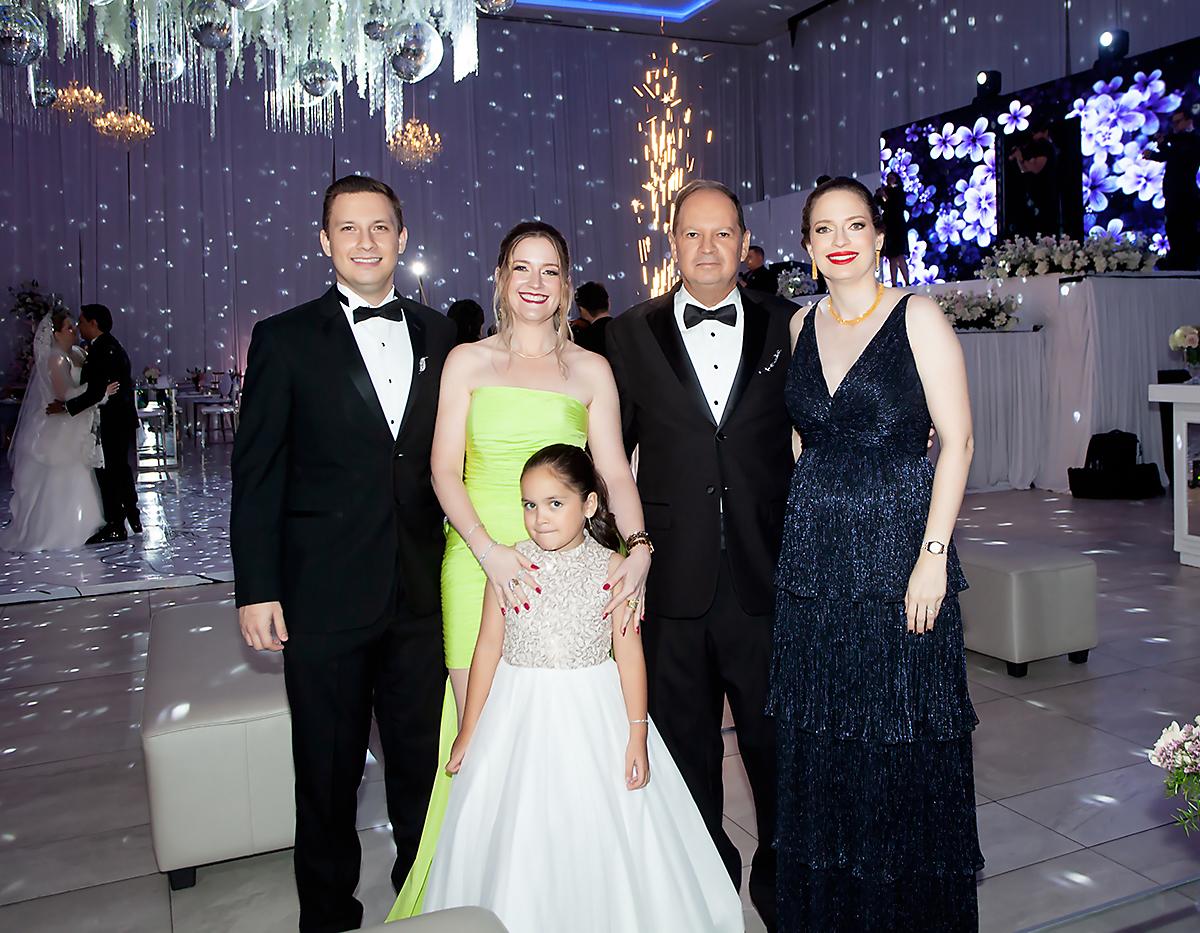 Abraham Wolozny con sus hijos Abraham jr. Michelle y Nathalie Wolozny de Handal.