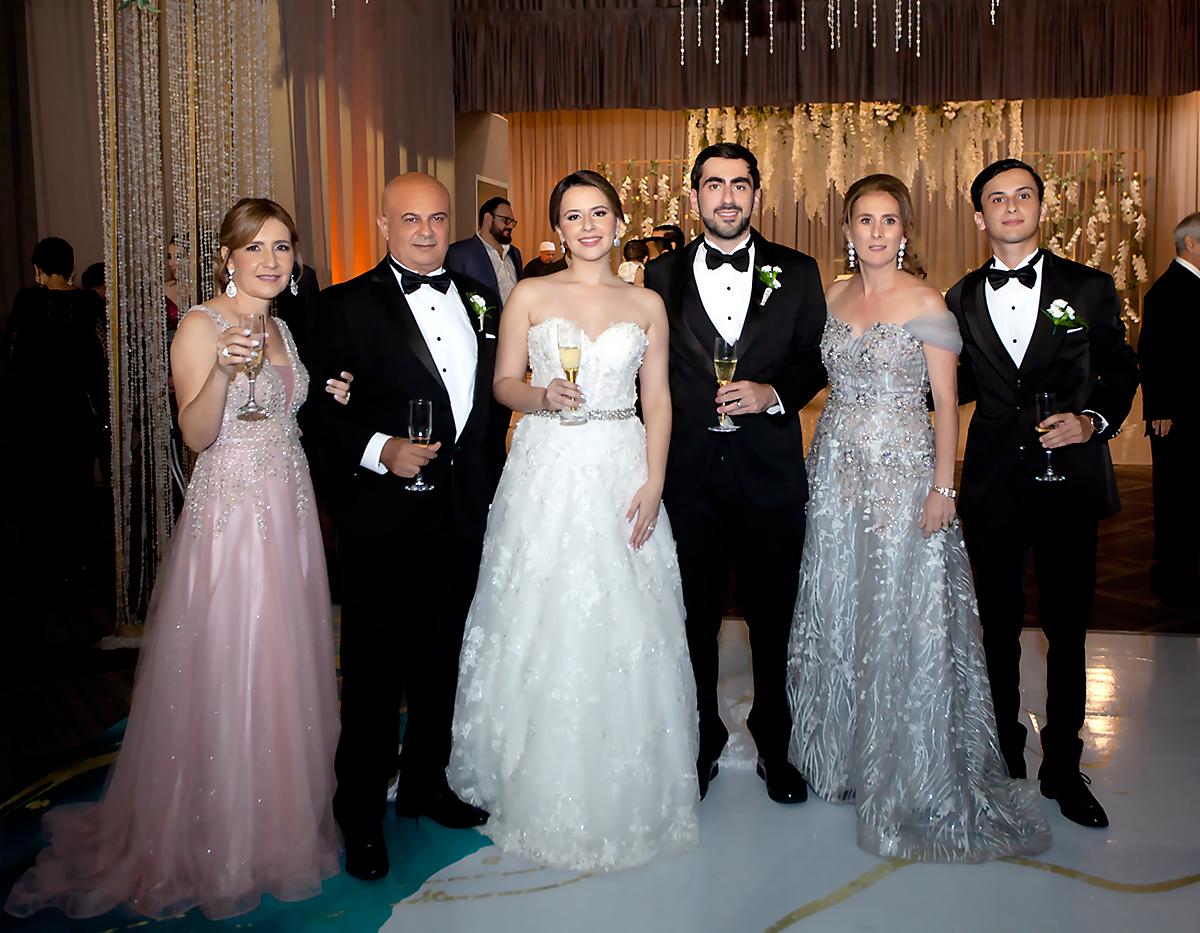  Widad Gabrie con Raed y Nicole Almassou con Miguel Canahuat y Maribeth Hasbuni