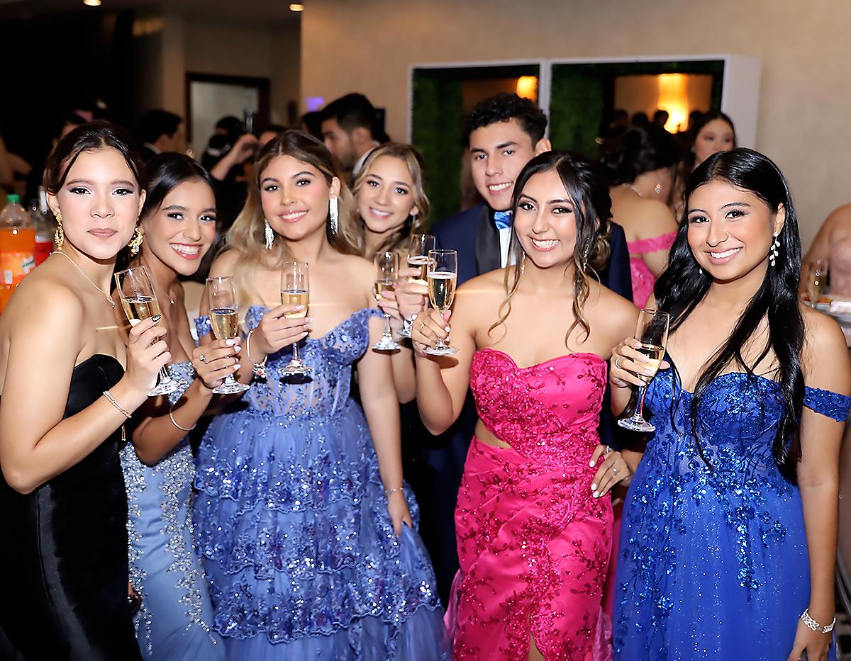 Angeli Carbajal, Arianne Pérez, Sophia Lizano, Génesis Calderón, Leonel Juárez, Matilda Flores y María Fernanda Cruz