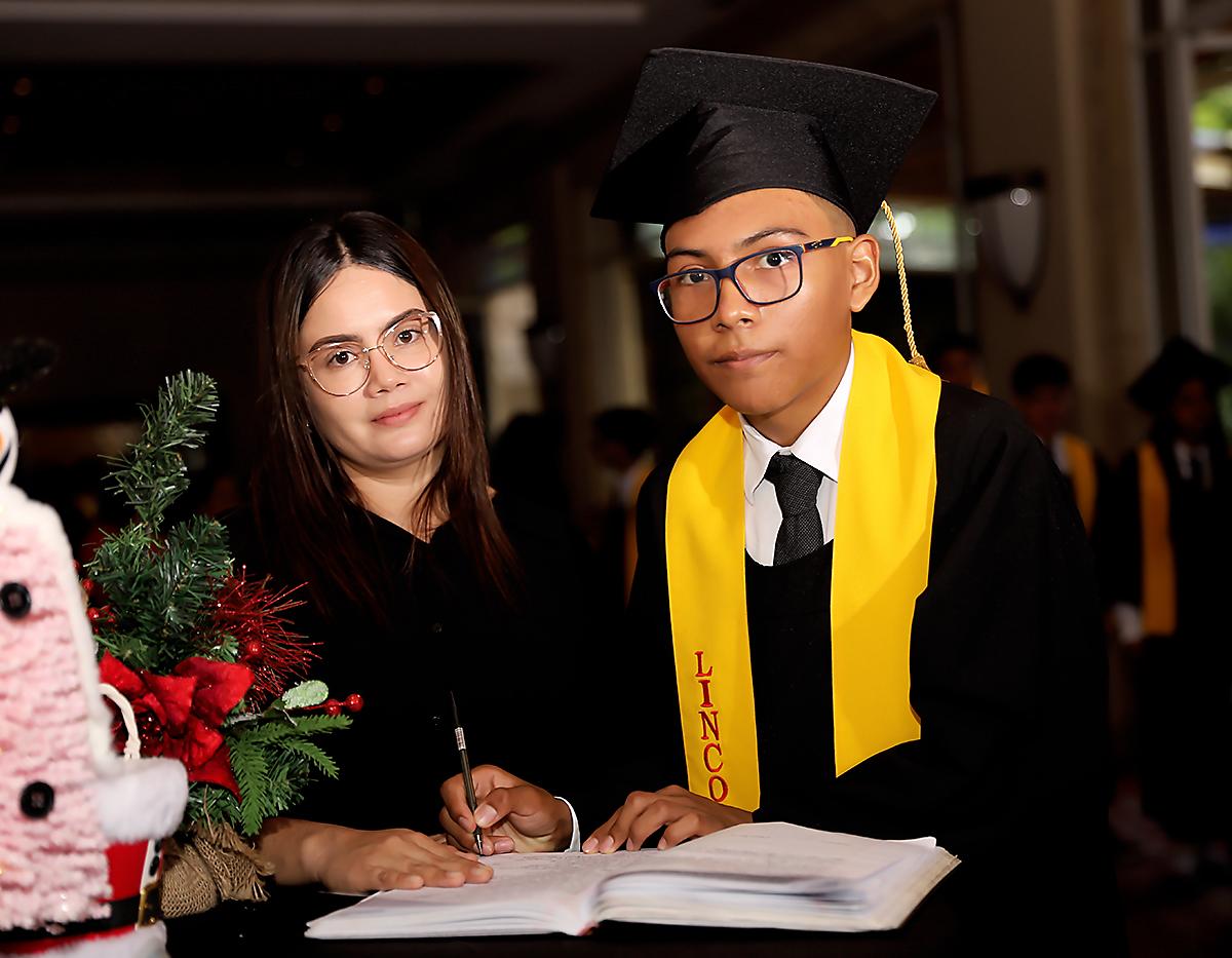 Firma de acta de los Senior 2023 de la Lincoln School