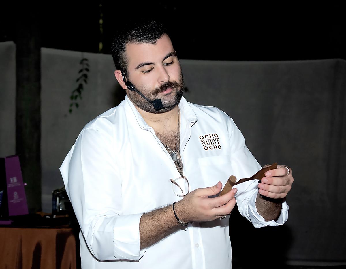 Jacobo Waincier, representante de Ocho Nueve Ocho, al momento de explicar sobre la anatomía del puro.