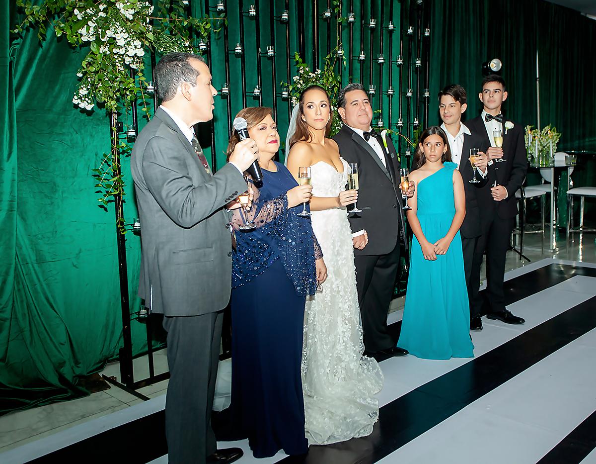 Héctor Bustillo, Juana Bustillo, los recién casados: Johana Raquel y Geovani Chahín con Leila, Rodrigo y Santiago Chahin, durante el brindis de honor.