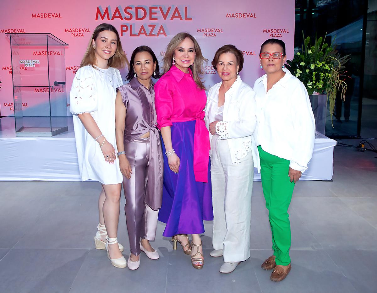 Giulia Bennett, Melisa Callejas, Laura Blanco, Maria Elena Cantero e Iliana Callejas.