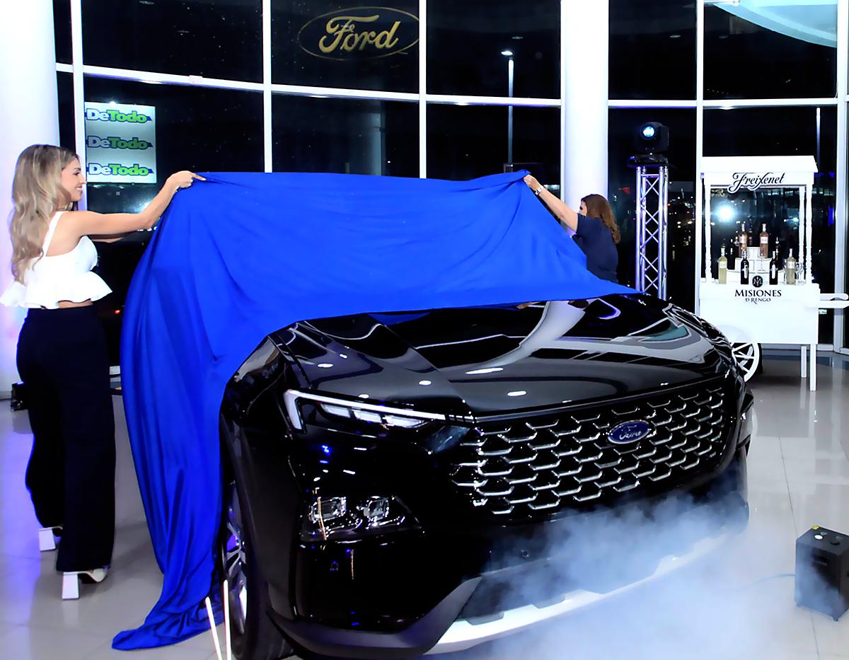 Rosyl Mejía en la develación de uno de los nuevos modelos Ford Territory Titanium