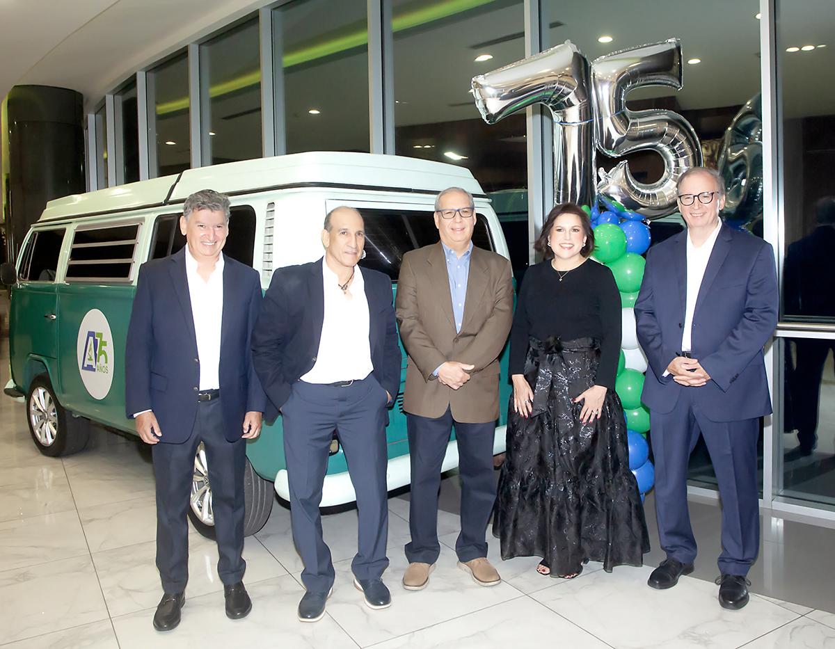 Los hermanos Bueso Hernández: Rodolfo, Abraham, Jorge, Ana Clemencia y Eduardo.