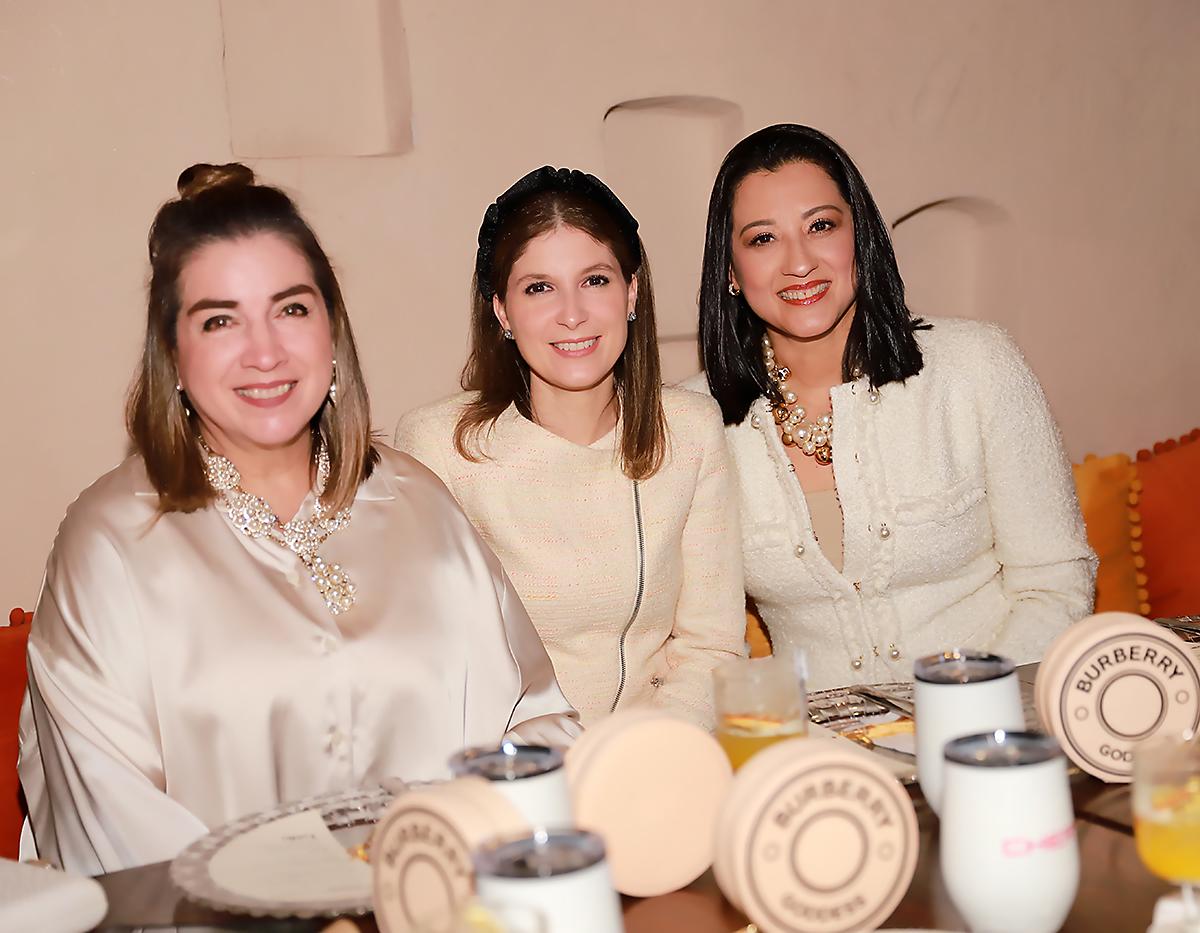 Gloria Agüero, Andrea Moncada y Marisol de Pierrefeu.