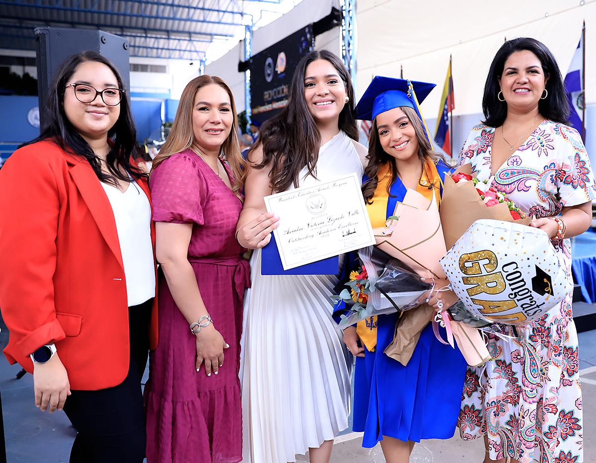 Cossette Lizardo, Dilcia Valle, Mayela Lizardo, Victoria Lizardo y Emma Hernández