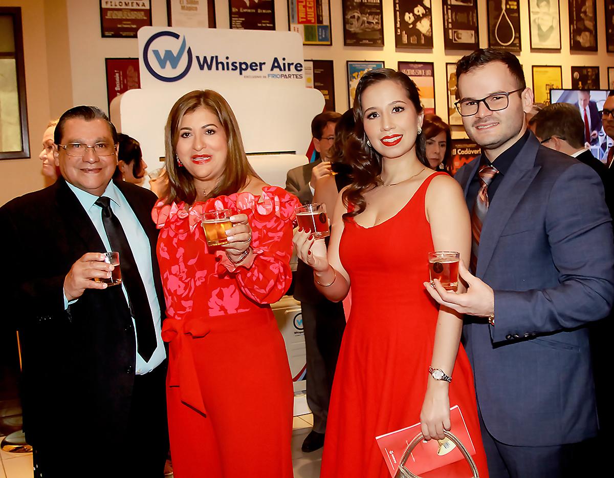 Noé y Ana María Oliva con Jacqueline Bográn e Iván Wolozny.