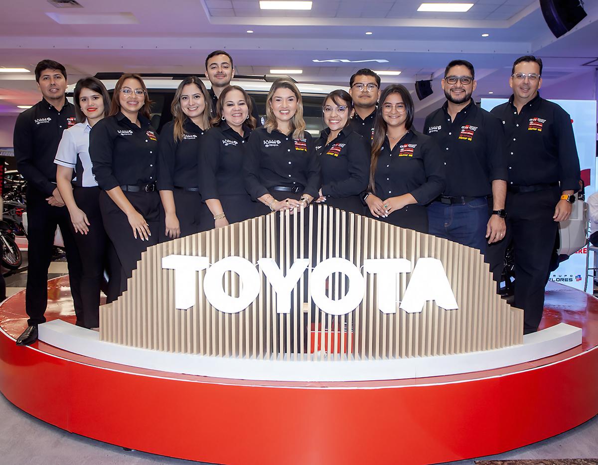 Andrea Pineda, gerente de ventas de Corporación Flores, en compañía del equipo de ventas.