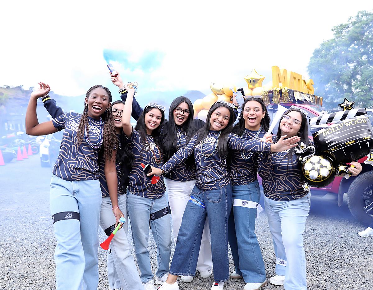 Lights, camera... seniors! La generación 2026 de la International School of Tegucigalpa arrancó su último año con una jornada llena de alegría. Primero compartieron un cálido desayuno junto a sus seres queridos y luego, entre risas y emoción, se lanzaron en una colorida caravana de vehículos decorados que los llevó hasta la escuela, donde la verdadera fiesta apenas comenzaba.