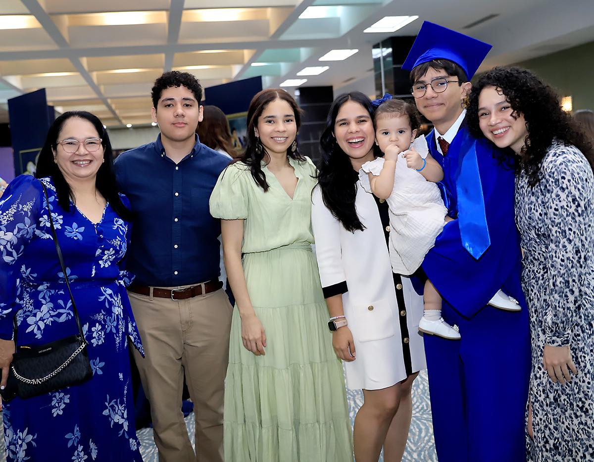 Entrega de títulos a los seniors 2025 de Acton Academy