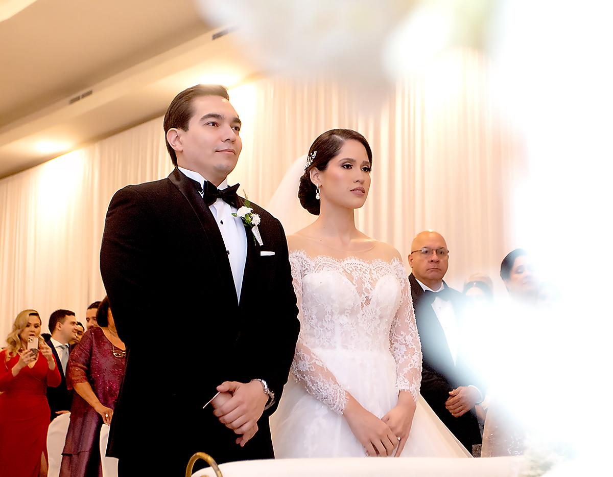 La pareja durante la ceremonia oficiada por el pastor Luis Fernando Castañon de la Iglesia Evangélica MinisterioTheos