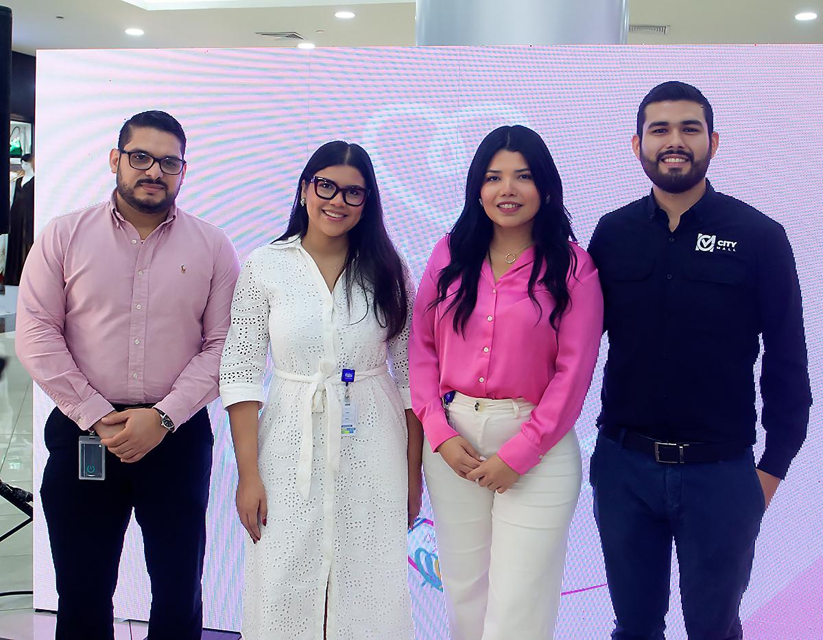 Karla Miralda con el equipo de mercadeo de City Mall.