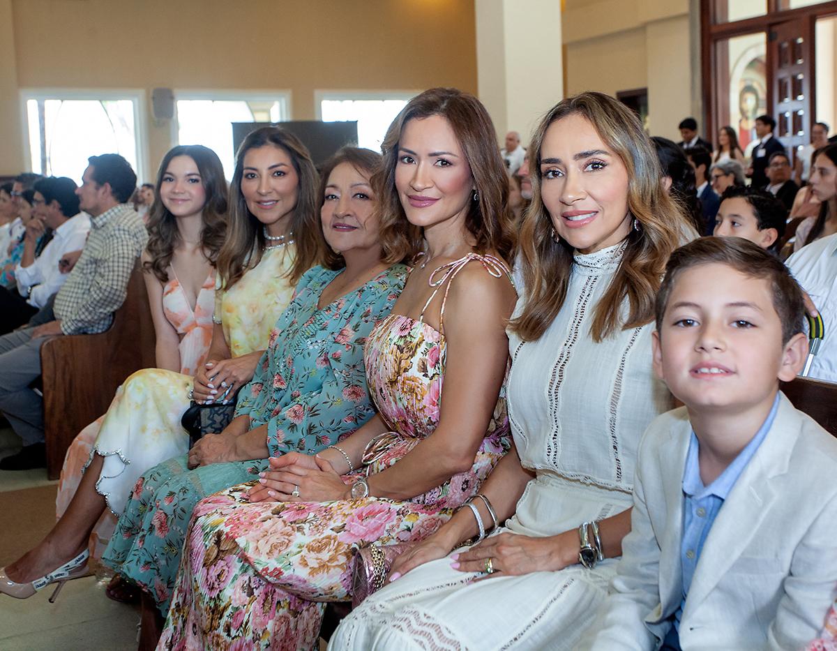 Julianna Gabrie, Ericka Morales, Sonia López, Marcela Larach, Karla Villar y Jorge Jacobo Larach.