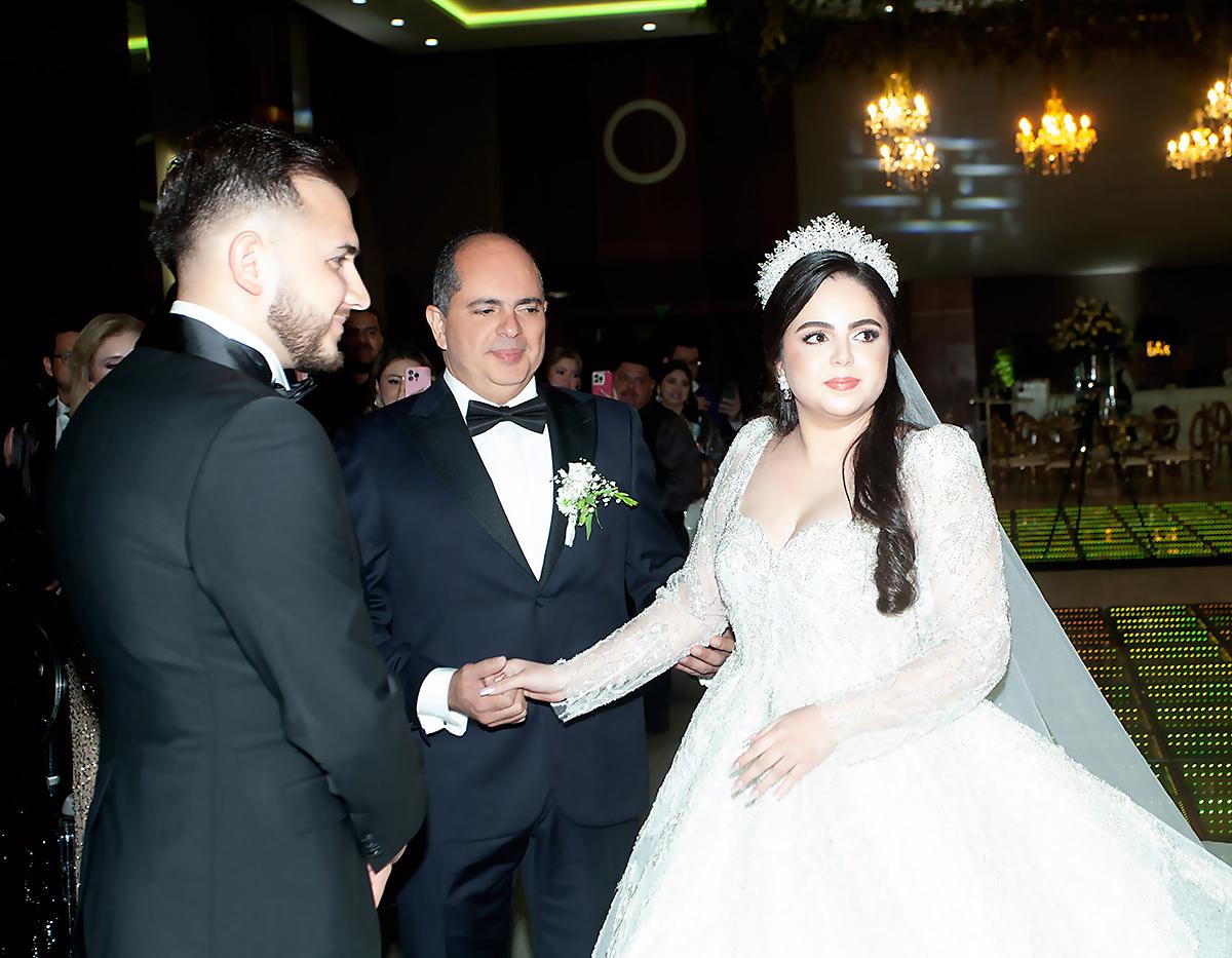 Richard Carrillo al momento de entregar a su hija Andrea a su prometido Orkhan Yusubov.