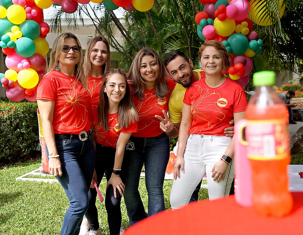 Betty Fuentes, Carolina Sánchez, Carmen Moreira, Xiomara Ardón, Henry López y Nora Claros.