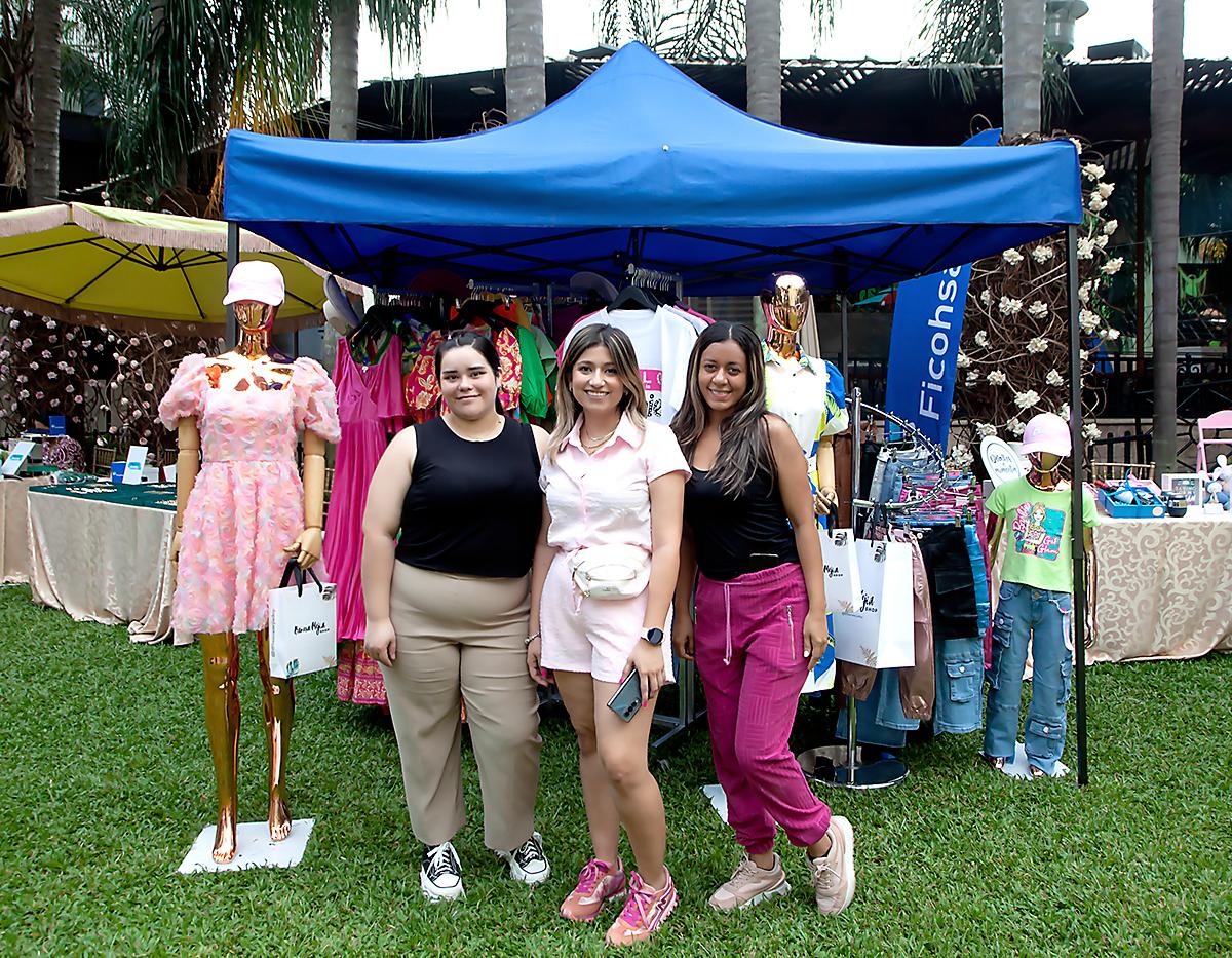 Arely y Banessa Mejía con Silvia Villafranca.