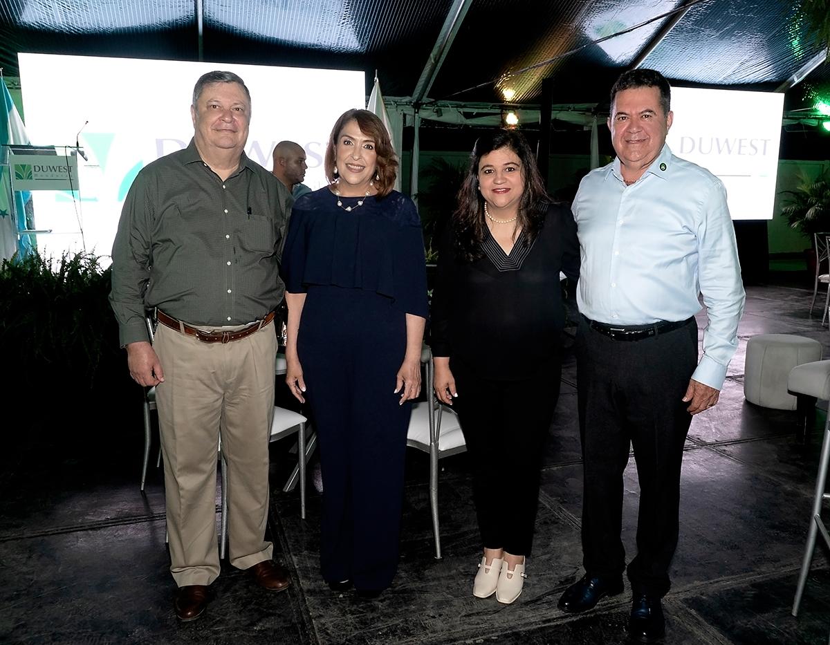 Roberto Medina, Magda Arias de Medina, Dario Pineda y Gabriela de Pineda.