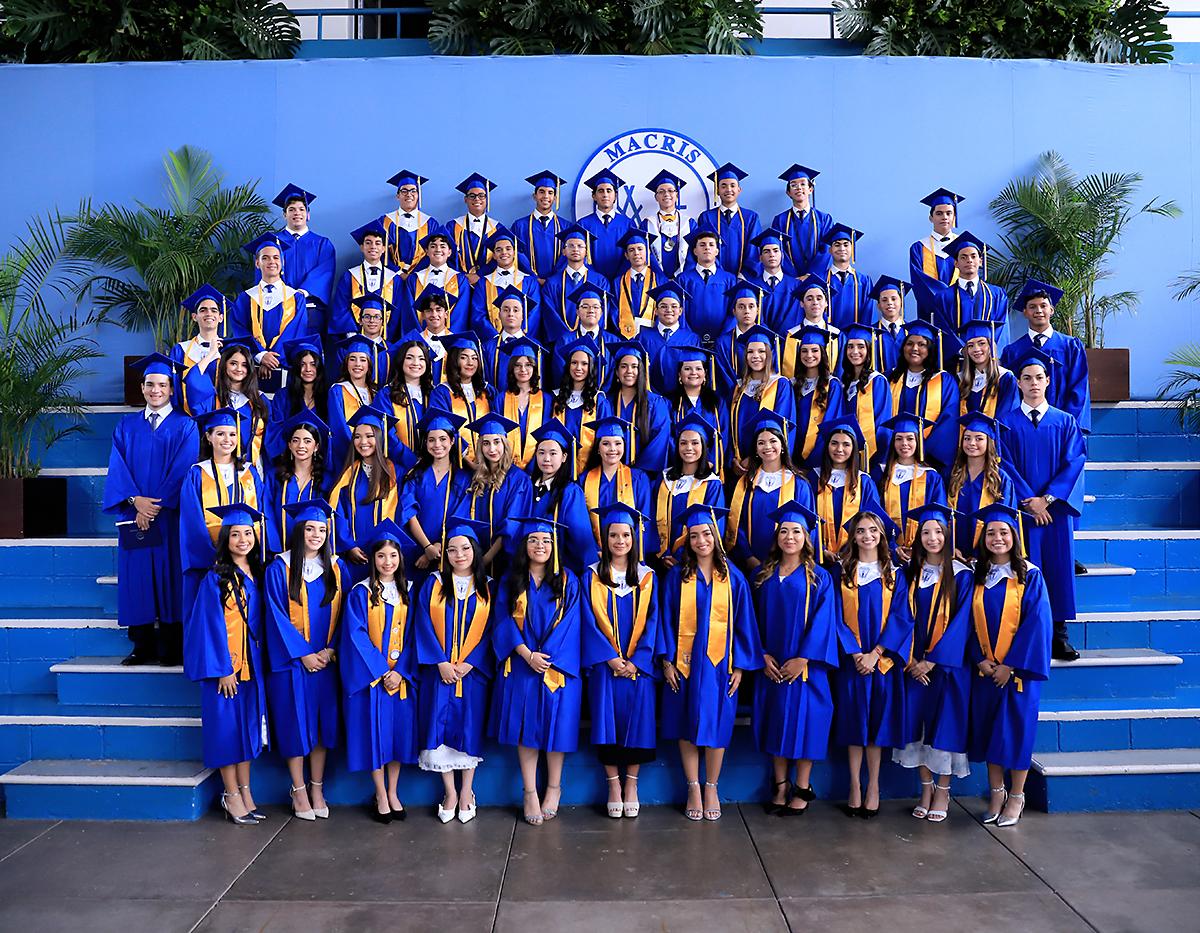 En un día de júbilo, lágrimas de triunfo y sonrisas de emoción, la clase 2025 de Macris School cumplió su anhelado sueño de recibir su título de secundaria. Los acompañaron en esa solemne ceremonia las autoridades académicas, sus orgullosos padres y familiares, quienes compartieron la culminación de doce años de aprendizaje, aventuras y recuerdos memorables.