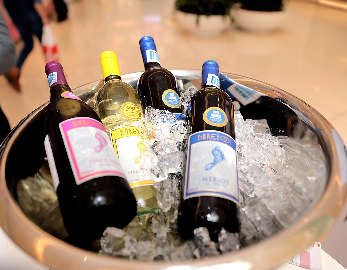 Asimismo, la marca de vinos Barefoot dijo presente a Sip &amp; Paint, donde los participantes pudieron disfrutar de sus deliciosos tintos y blancos.