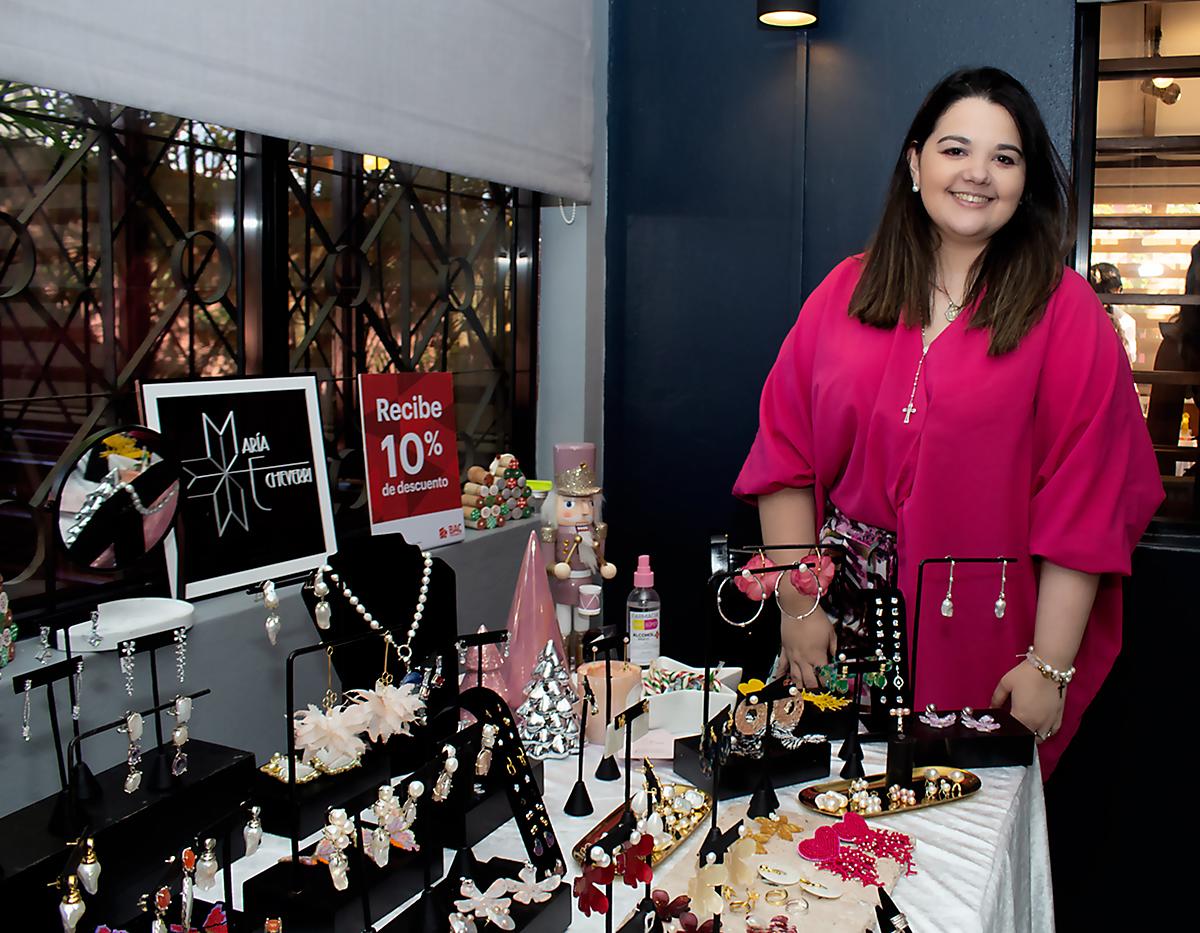 María Echeverri, con su marca Jewelry Artist &amp; Designer•Wearable Art. 