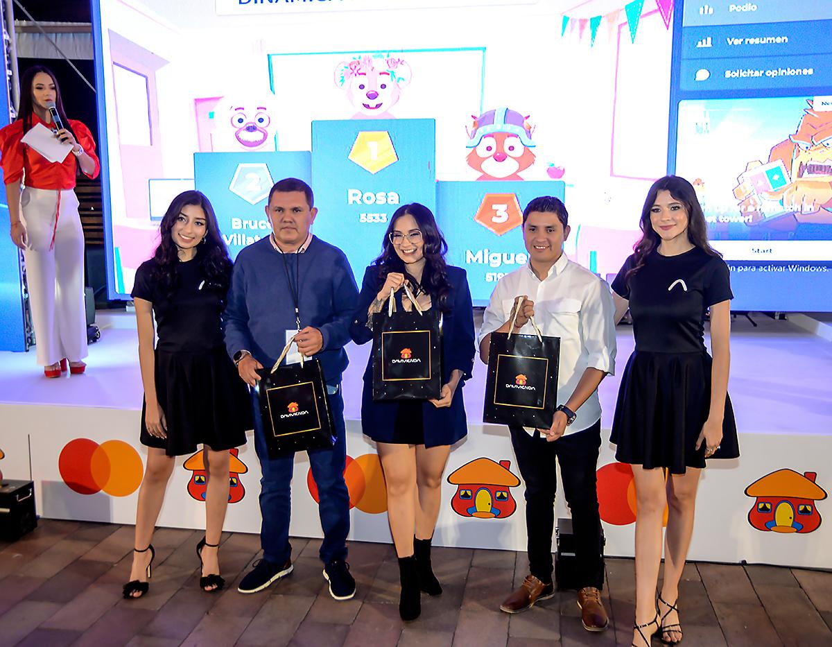 Estos emocionantes regalos añadieron un toque adicional de emoción y entusiasmo al ambiente festivo del evento, brindando a los asistentes la oportunidad de llevarse a casa auténticos tesoros deportivos.