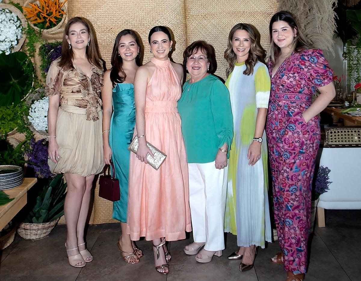 Ruth Marie Canahuati, Mariana, Camille, Cristina y Margarita Hawit con Amanda Sabillón.