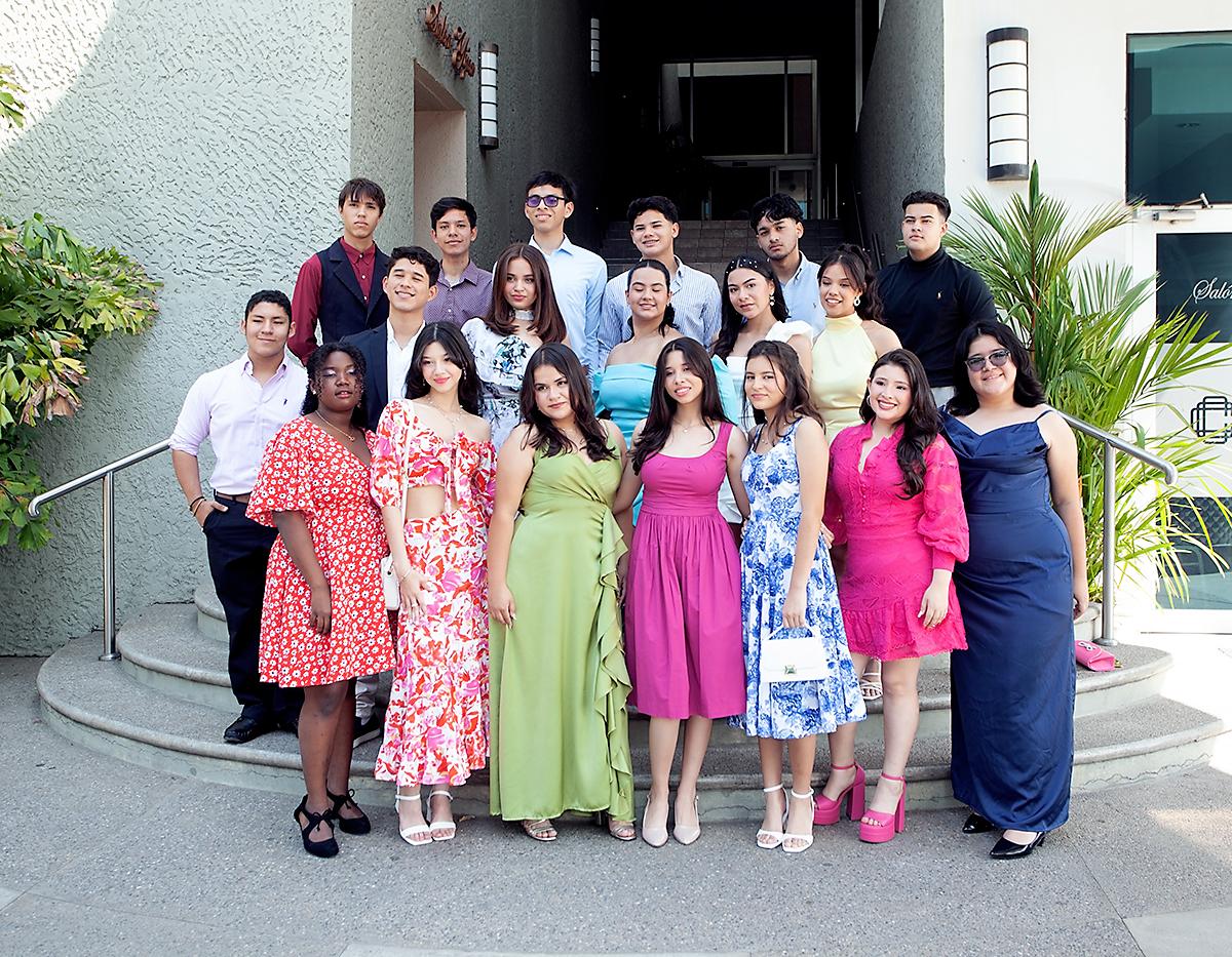 Una mañana memorable se vivió entre risas y camaradería cuando los 21 seniors de la generación 2024 de la Escuela Bilingüe Del Valle se reunieron para disfrutar de un exquisito desayuno buffet en el salón Trujillo del Copantl Convention Center. El evento, ofrecido por los padres de familia en preparación para la próxima gala de graduación en junio, brindó un momento especial de unión para los estudiantes.